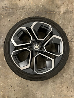 Octavia - originál komplet zimní kola.Jako nové.8mm.Přivezu - 12