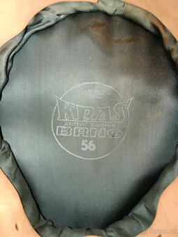 Dvě vojenské helmy a čepice SNB - 12