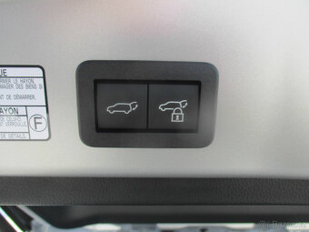 TOYOTA COROLLA CROSS AC STYLE TECH 2,0 HEV 4x4 DPH - 12