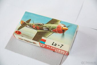 spousta modelů letadel v měřítku 1/72 - 12