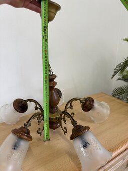 Závěsný rustikální lustr 5-ti ramenný s pískovaným sklem. - 12