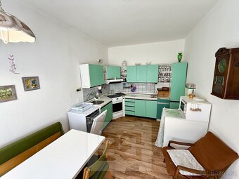 Rodinný dům 6+2 situovaný na klidném místě v centru obce Kru - 12