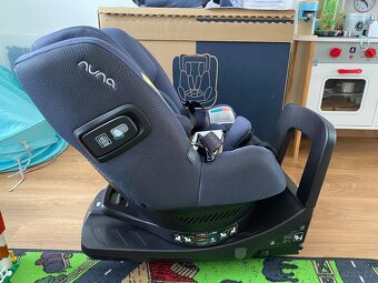 Nuna Prym protisměrná, otočná autosedačka - 12