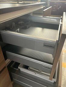 Nová moderní hnědá kuchyně s ostrovem+ spotřebiče - 12