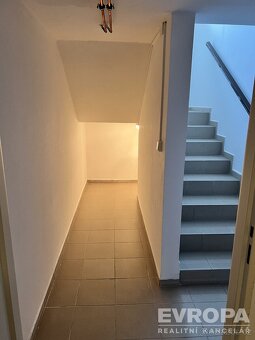 Zateplený vícegenerační rodinný dům s velkým rovinatým pozem - 12