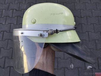 Stará německá hasičská helma ve tmě svítí, flurescenčni - 12