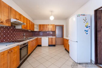 Prodej prostorného rodinného domu v Ženklavě se zahradou, ga - 12