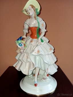 Dívka s košíkem květin. zn. ROYAL DUX 1925-38 v. 28 cm top s - 12