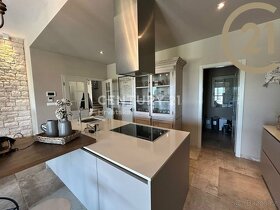 Prodej luxusní vily (299 m2) s bazénem, saunou, letní kuchyn - 12