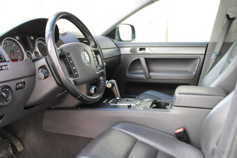 Volkswagen Touareg 3.0 TDI V6 / KAMERA / TAŽNÉ - 12