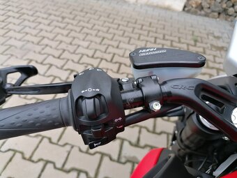 MV Agusta Dragster 800 ROSSO - 12