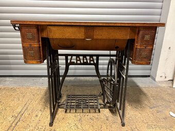 Prodám starý šicí stroj Lada - 12