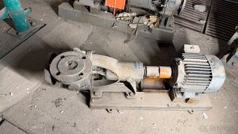ELEKTROMOTOR S ČERPADLEM - 12