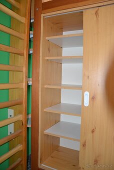 Palandy z masivu včetně úložných prostor a polic - 12
