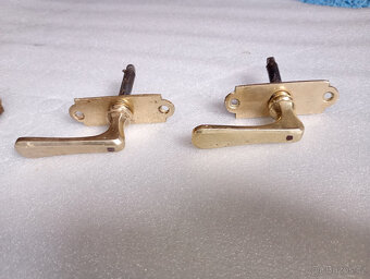 Okenní kličky,půlolivky MOSAZ zlatá,1920 - 12