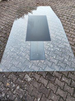 Americká lednice, dětské kolo, myčka nádobí a jídelní stůl. - 12