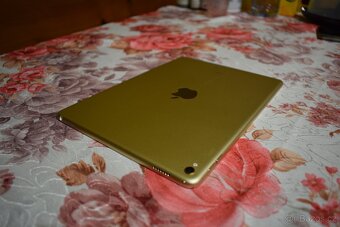 Apple iPad Pro 9.7-inch - A1673, (Wi-Fi Only), 256GB, (10) - 12