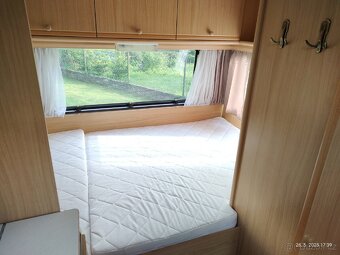 Karavan Dethleffs camper se stanem a zimní plachtou - 12