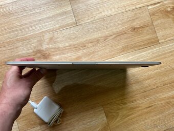 Apple MacBook Air 13" i5, 256GB SSD, 4GB RAM - 12