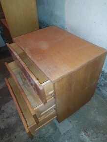 Šatní skříň, příborník,knihovna, komoda,peřiňák, noční stole - 12