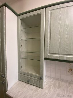 Moderní kuchyňská linka se spořebiči - 12