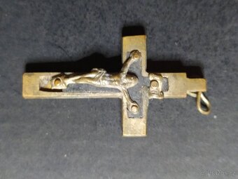 Kříže, madonky, sv. obrázky a staré modlitební knížky - 12