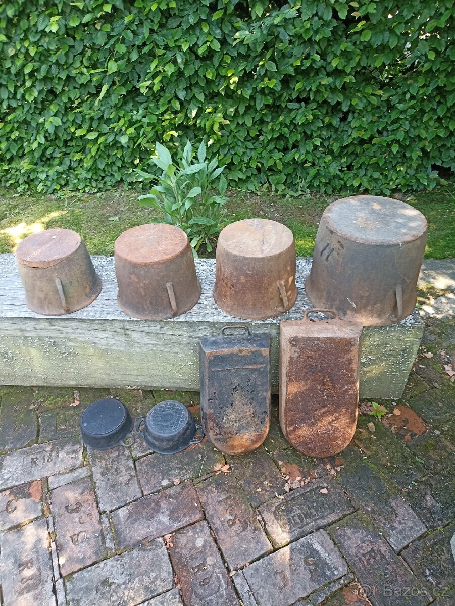 Set starých litinových hrnců "Železňáků" a pekaců "Husáků - 13