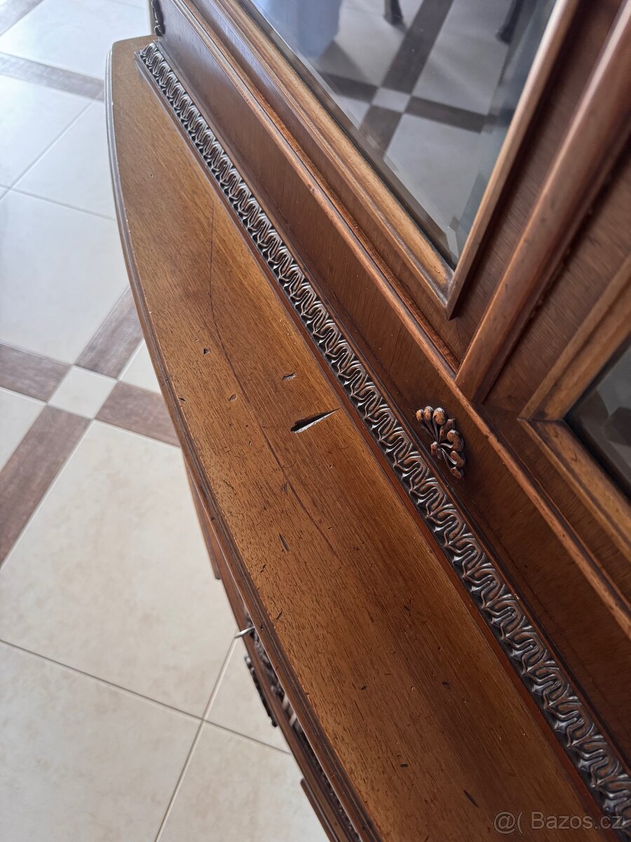 Výkladní skříň vitrína - 13