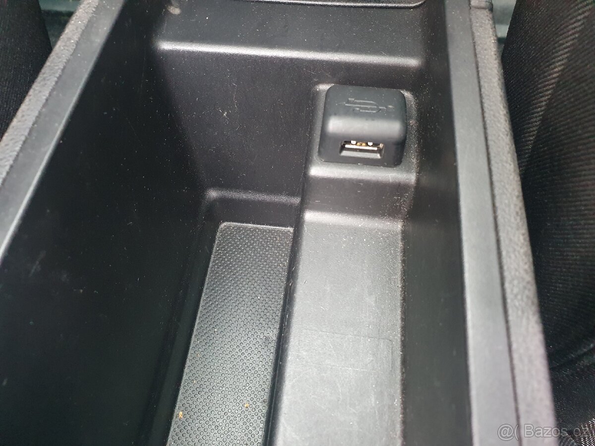 Peugeot 308 / 7 míst - 13