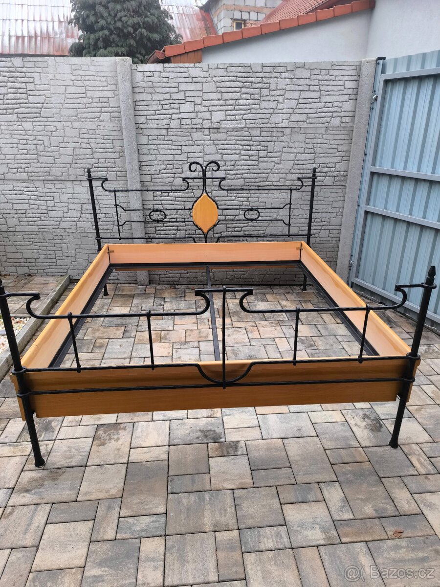 Prodám kovanou postel 180cm x 200cm - 13