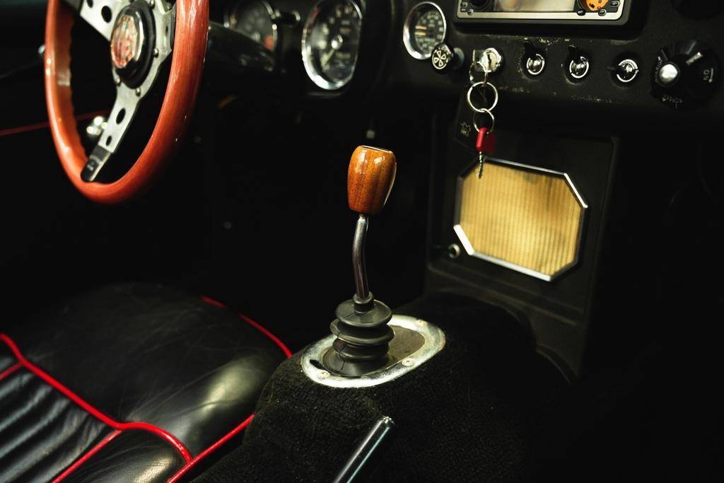 MG B 1.8 z roku 1964 v atraktivní barvě Flame Red - 13