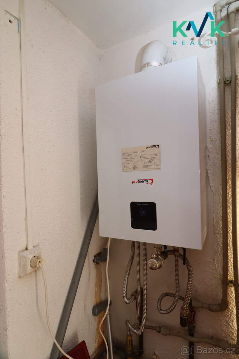 Prodej rodinného domu 3+1 se společenskou místností a barem, - 13