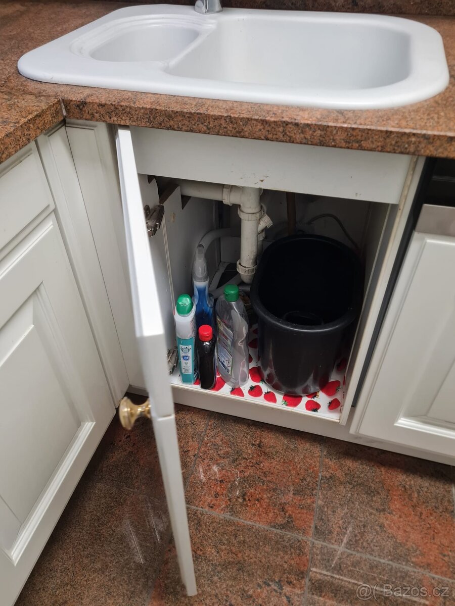 Krásná moderní kuchyňská linka se spořebiči - 13