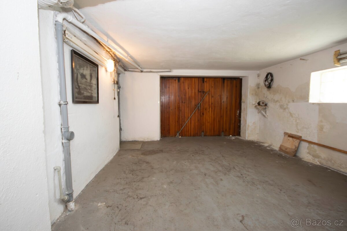 Prodej prostorného rodinného domu s dvěma byty a zahradou - 13