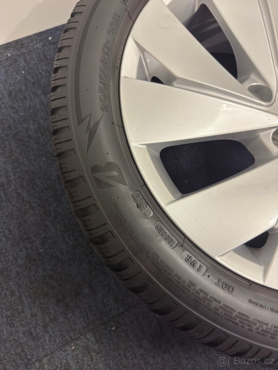 205/50 R17 zimní originální sada alu VW Golf 8 - 13