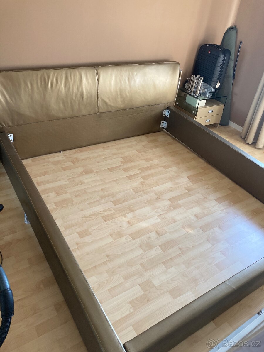 Postel s matraci a nočními stolky - 13