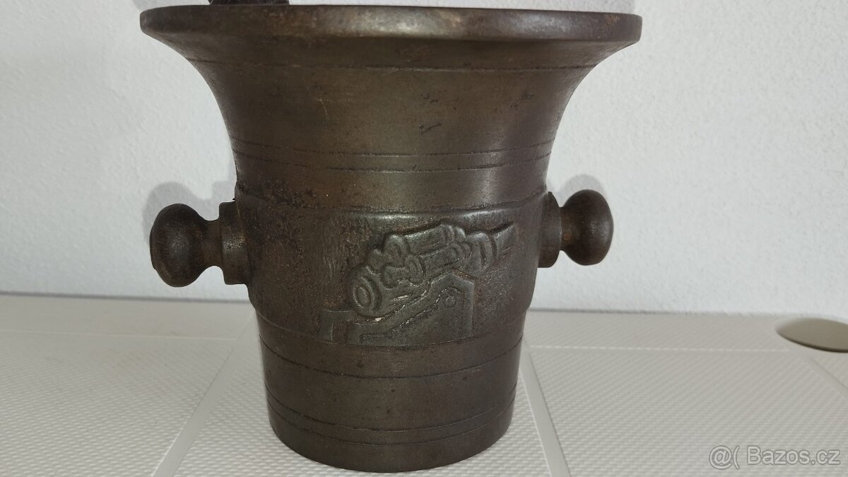 Starý válečný litinový hmoždíř s dělem a rokem 1914-1917 - 13