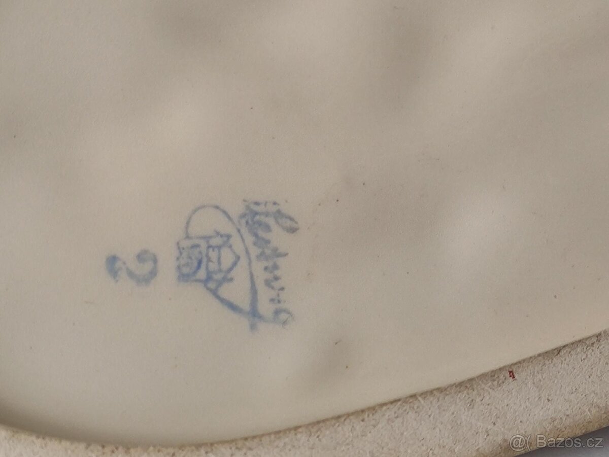 Starožitná soška, figurka, dítě krmí srnče, Hertwig, 14cm - 13