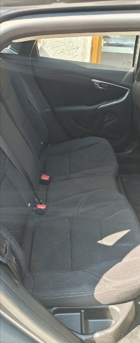 Volvo V40 D2 rok 2018 - 13