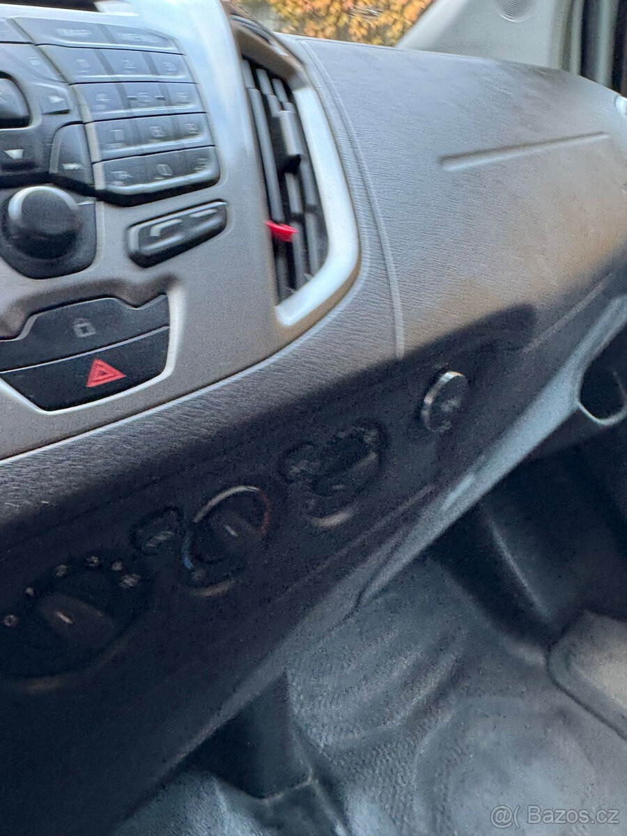 Ford Transit Custom 2.2 TDCi – 6 míst, 2014, tažné 3,1t - 13