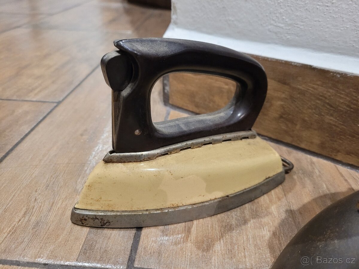 sbírka starožitných žehliček - 13