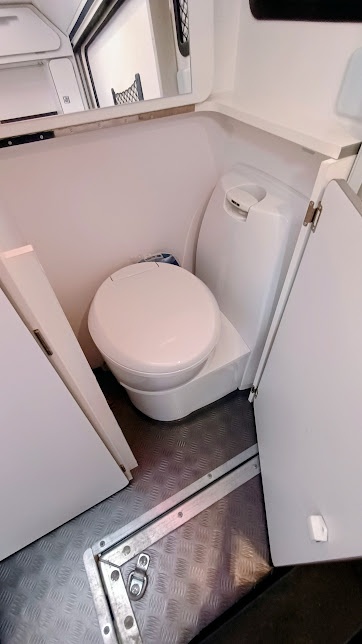 Trigano Silver V21, MOTO karavan, markýza, sprcha, WC - 13