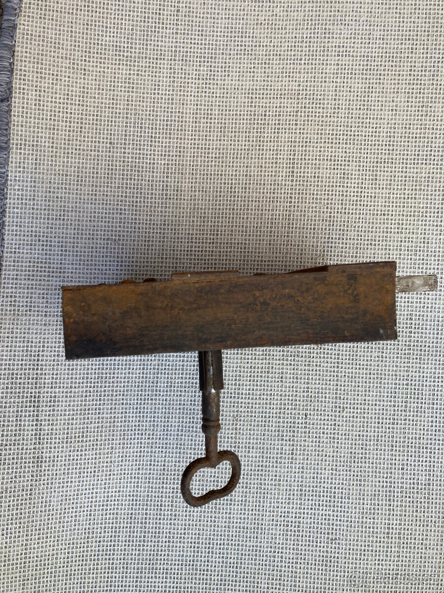 Zámek dveřní starožitný s klíčem - 13