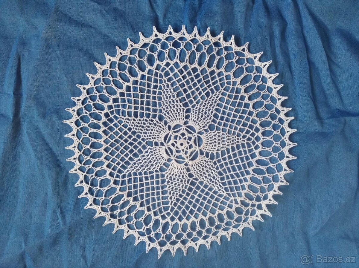 Ručně háčkované bavlněné naškrobené dečky 35 - 38 cm - 13