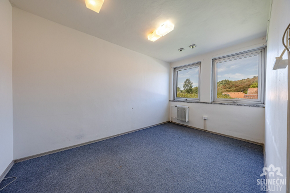 Pronájem výrobně-skladového areálu 400 m² se zázemím v Částk - 13