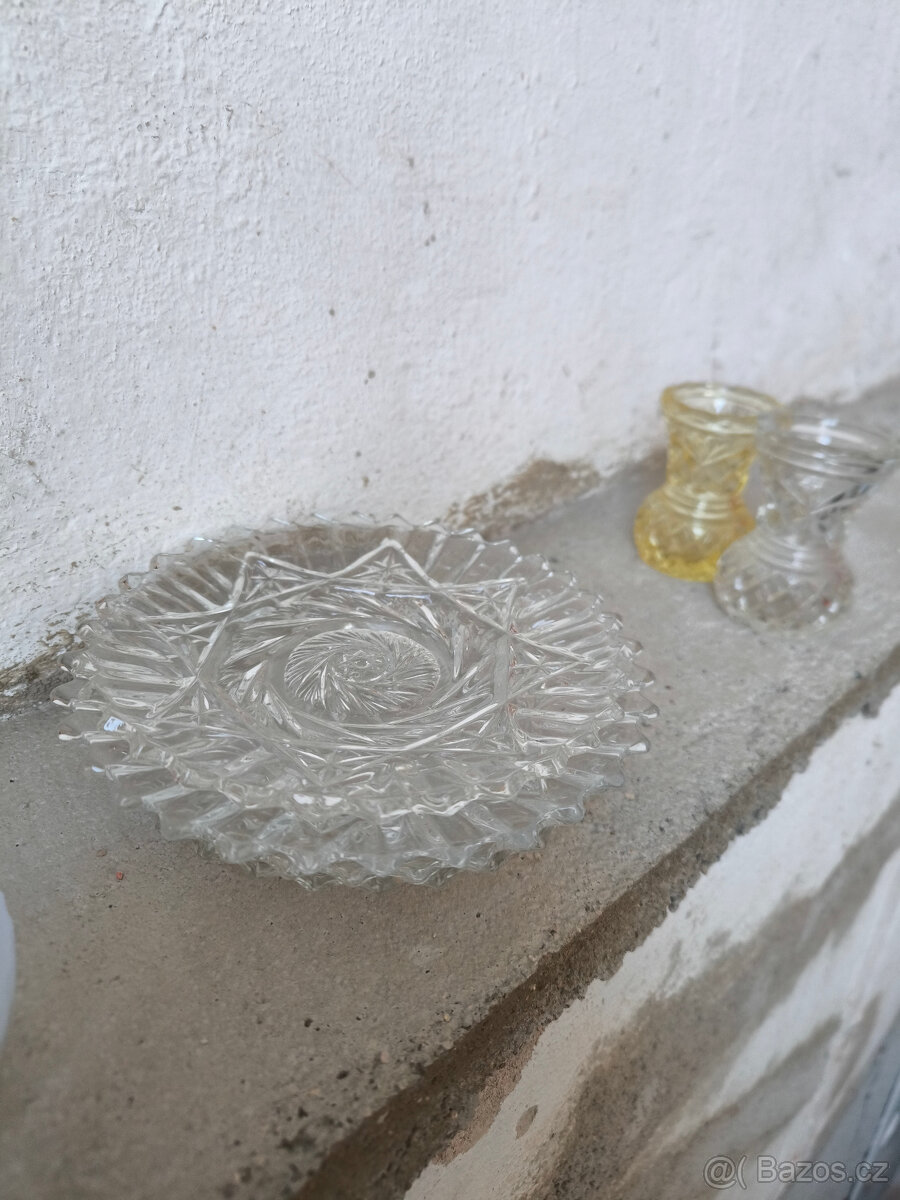 Hrníčky, sklenice, talíře, keramika, sošky a jiné nálezy na - 13