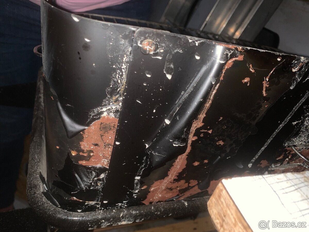 Úklid garáže: gril, nářadí, krmítko, houpačka pro slepice - 13