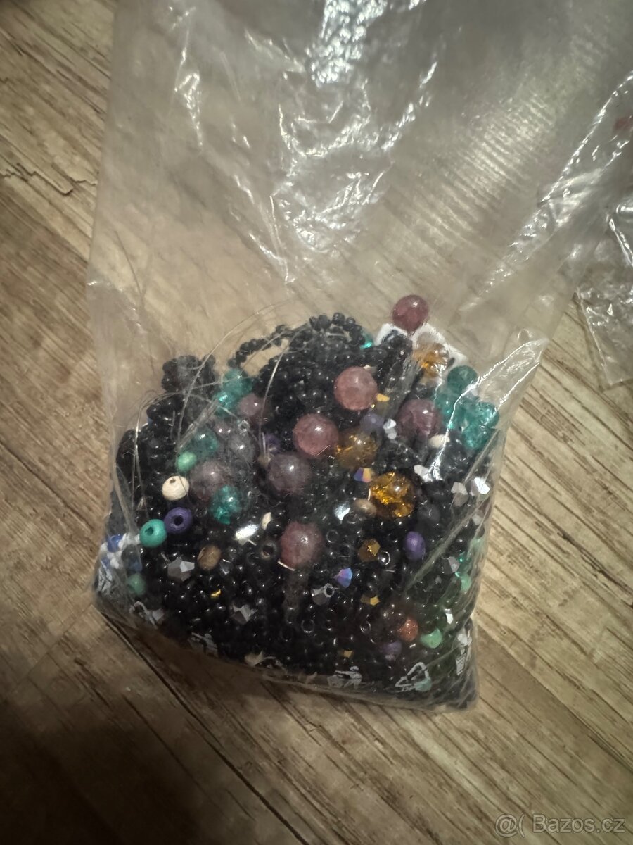Korálky, náhrdelník, náramky - 13
