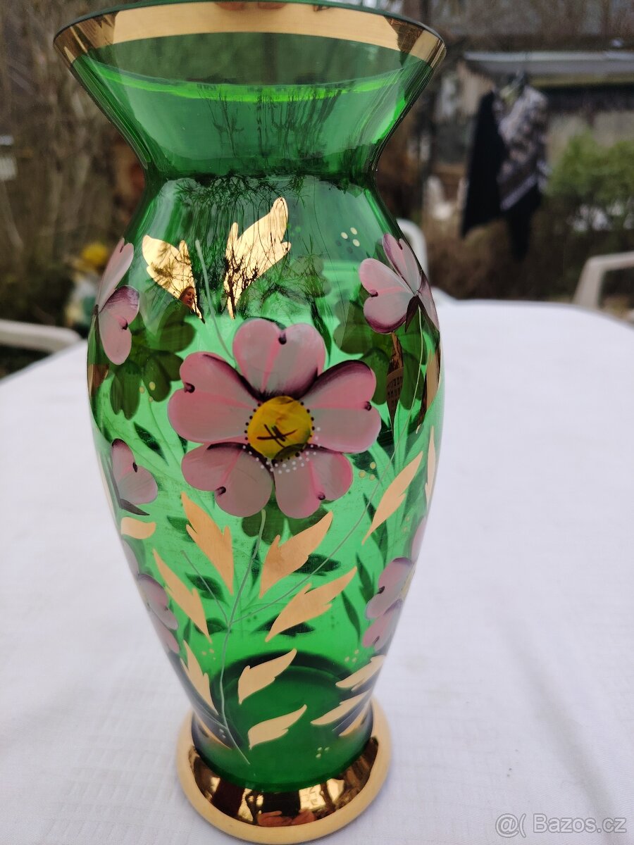 Zelená skleněná váza s květy - 13