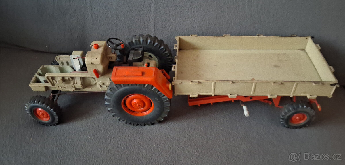 Starý traktor s vlekem. - 13